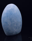 Natürlicher Blauer Calcit, fördert intuitive Energie, blaue glänzende Struktur.