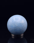Strahlender Blauer Calcit, Heilstein für spirituelle Entspannung, blaue glänzende Form.