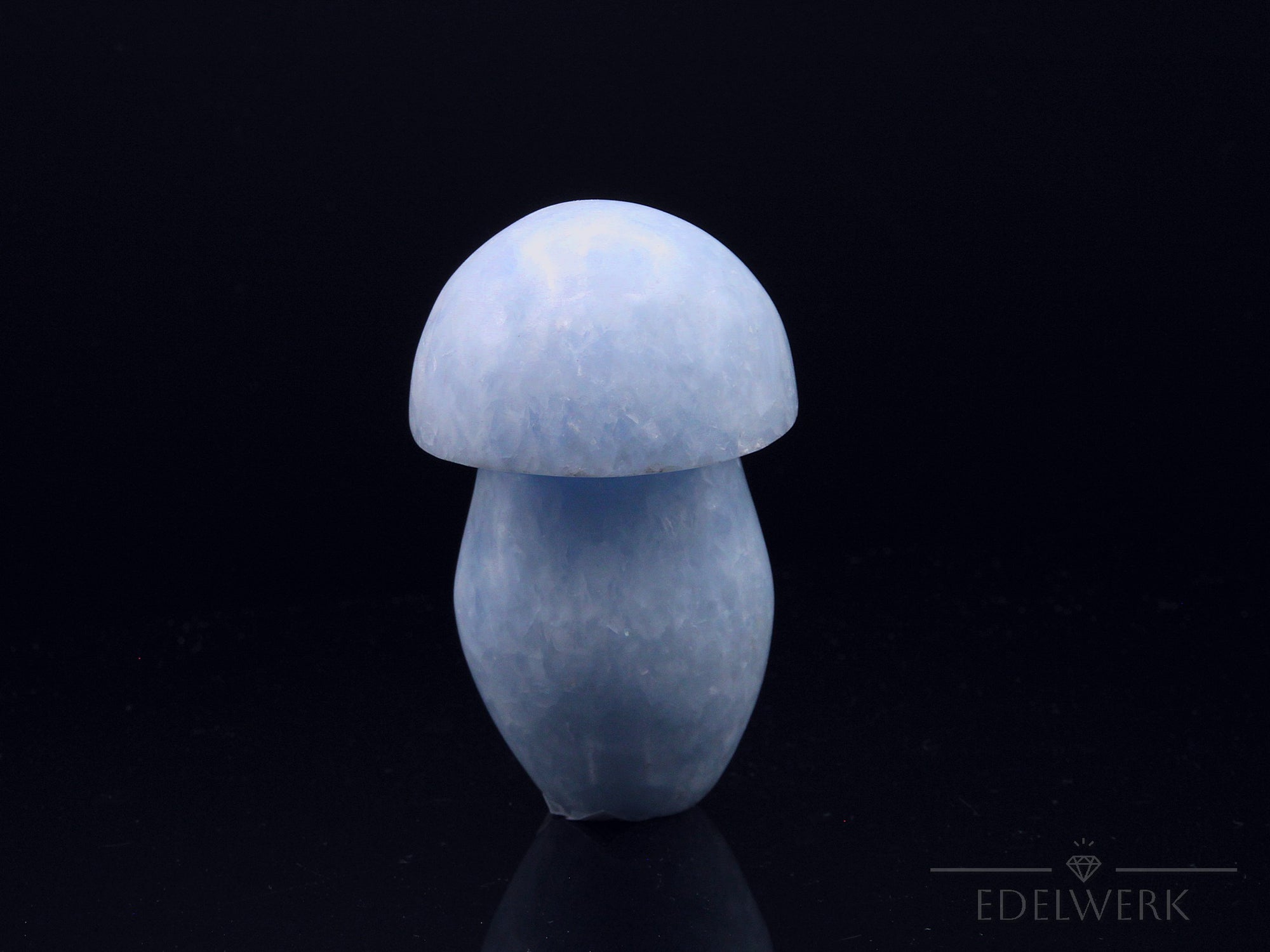 Strahlender Blauer Calcit, fördert meditative Klarheit, blaue Kristalloberfläche.