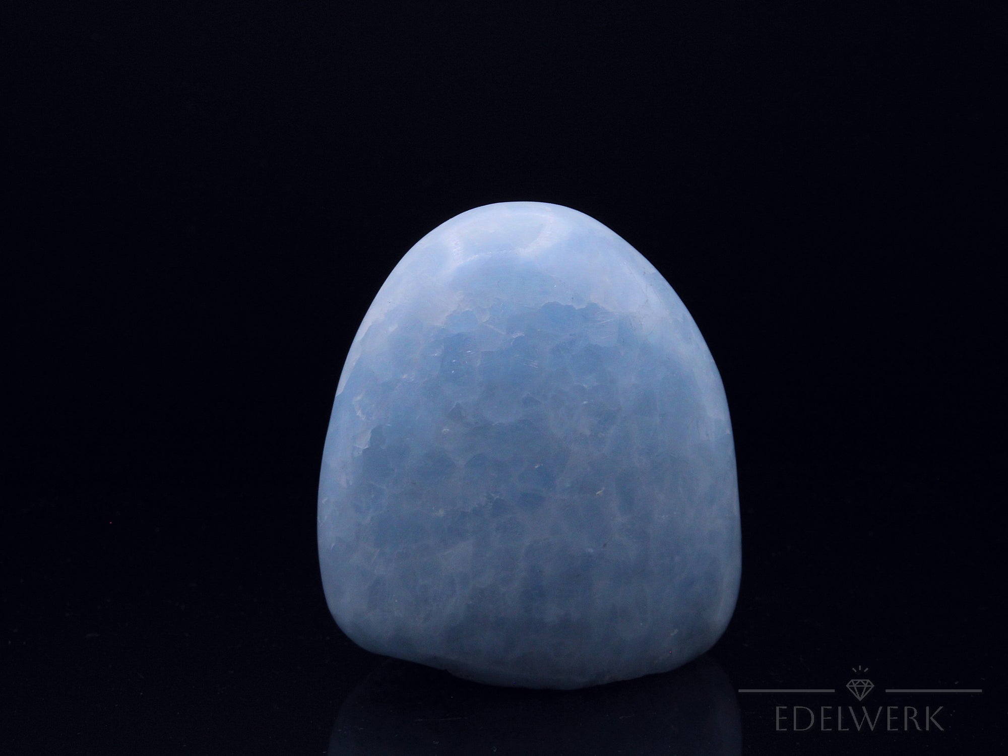 Blauer Calcit Heilstein, fördert klare Meditation, blaue Kristalloberfläche.