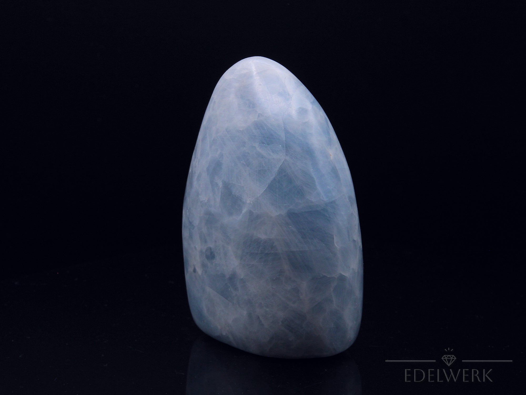 Klarer Blauer Calcit, Heilstein für energetische Balance, blaue Kristalloberfläche.