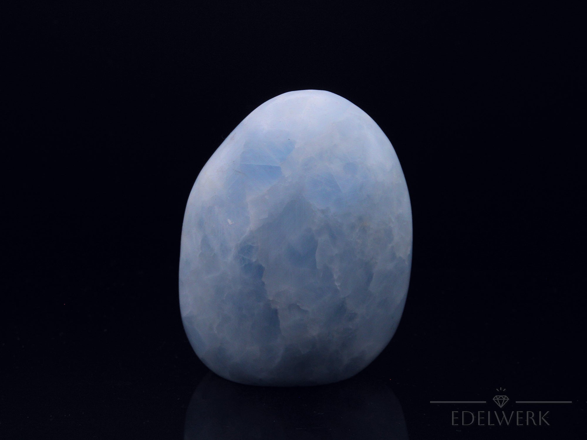 Blauer Calcit Heilstein, fördert spirituelle Balance, blaue Kristalloberfläche.