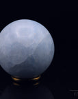 Klarer Blauer Calcit, fördert meditative Ruhe, durchsichtige blaue Oberfläche.