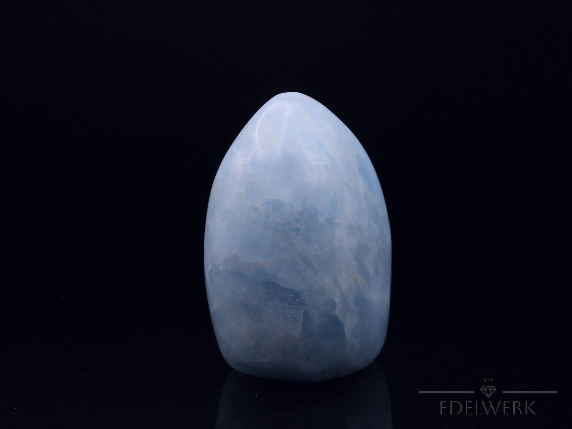 Blauer Calcit Heilstein, Heilstein für spirituellen Schutz, blaue glänzende Form.