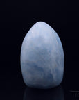 Blauer Calcit Heilstein, Heilstein für spirituellen Schutz, blaue glänzende Form.