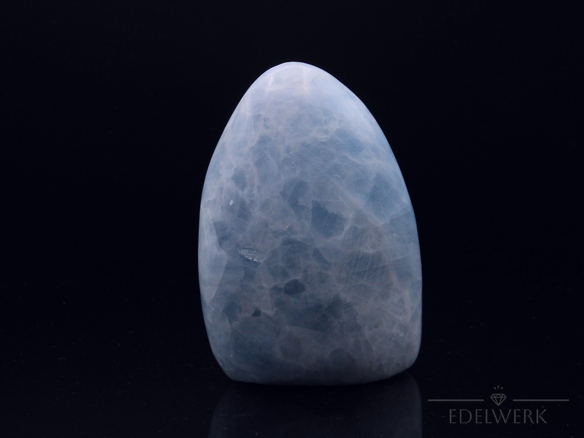 Klarer Blauer Calcit, Heilstein für meditative Harmonie, blaue glänzende Struktur.
