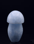 Blauer Calcit Heilstein, fördert meditative Balance, blaue Kristallstruktur.