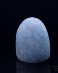 Blauer Calcit Heilstein, Heilstein für meditative Entspannung, blaue glänzende Form.
