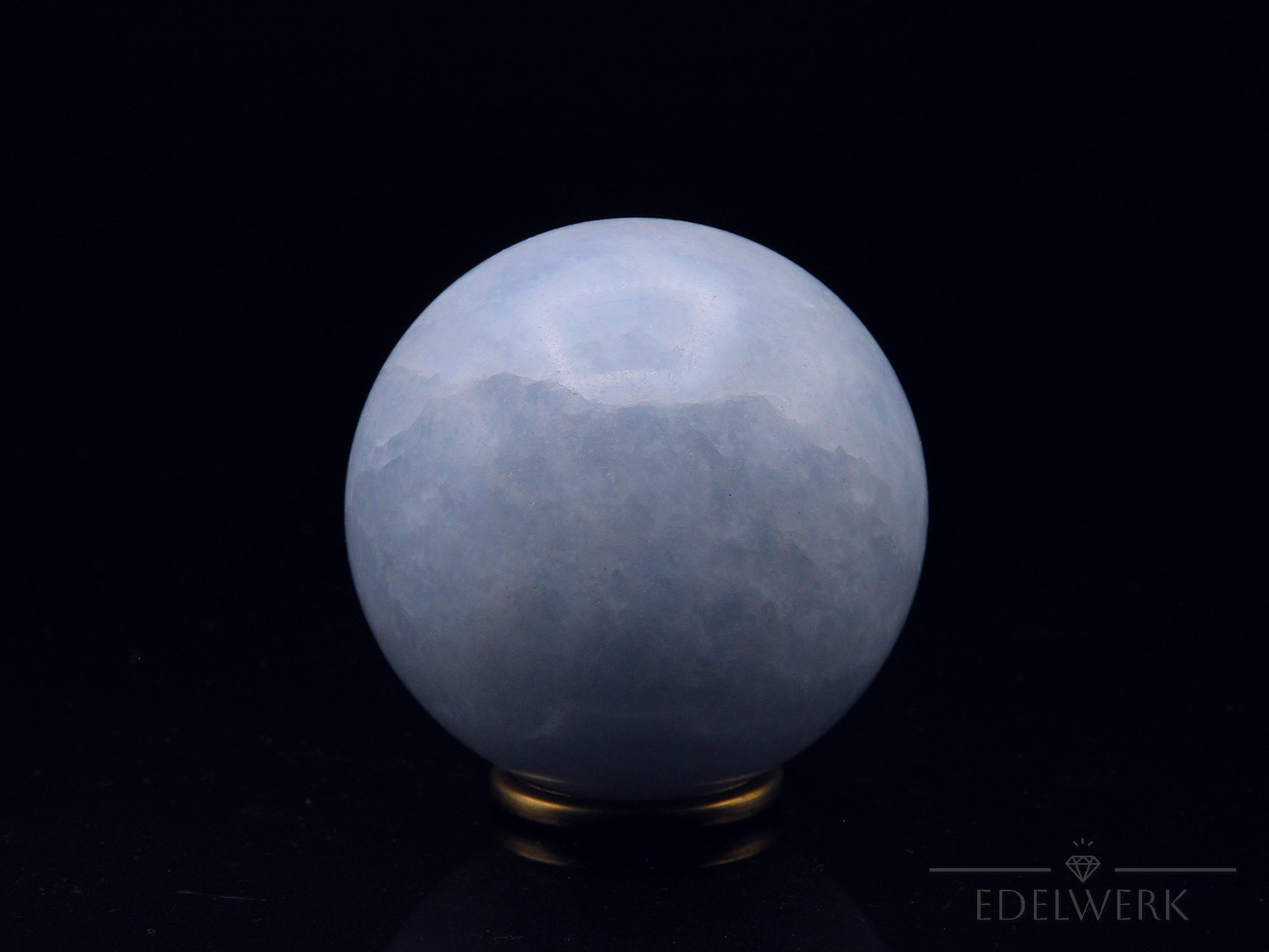 Klarer Blauer Calcit, fördert spirituelle Balance, blaue glänzende Kristalle.