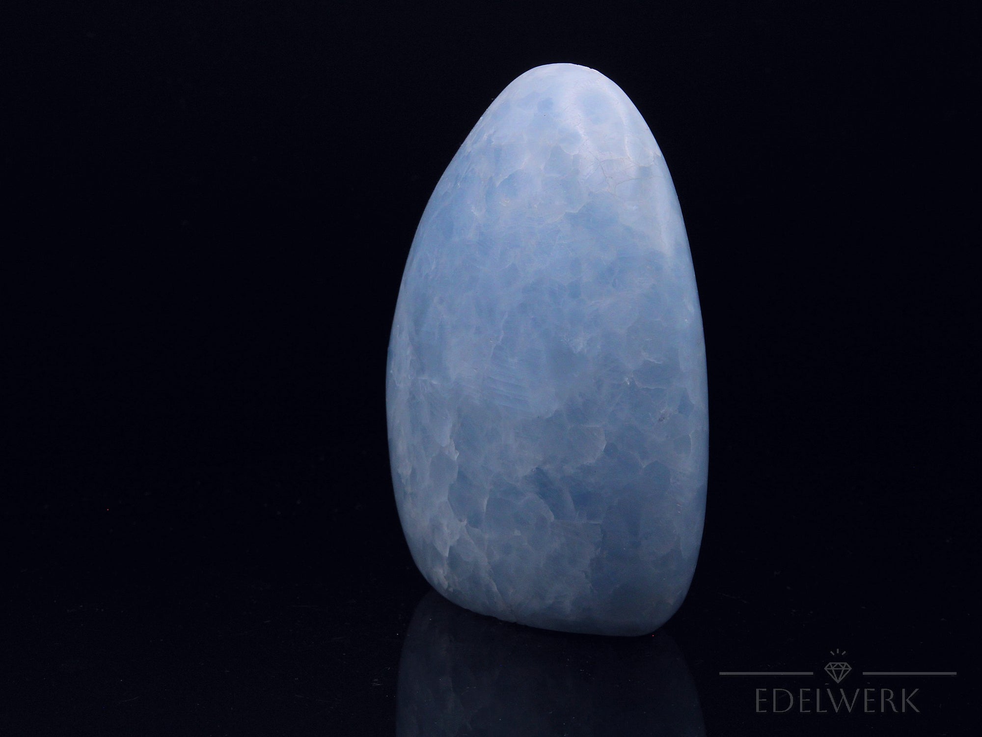 Natürlicher Blauer Calcit, fördert meditative Ruhe, blaue Struktur.
