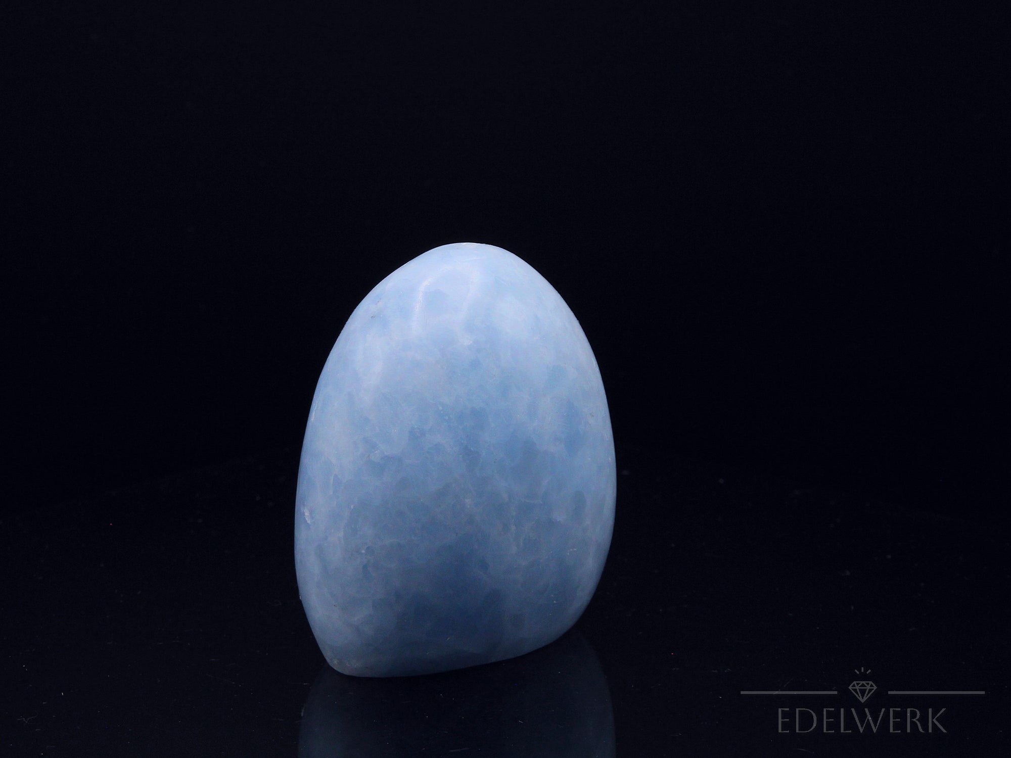 Strahlender Blauer Calcit, fördert energetische Harmonie, blaue natürliche Struktur.
