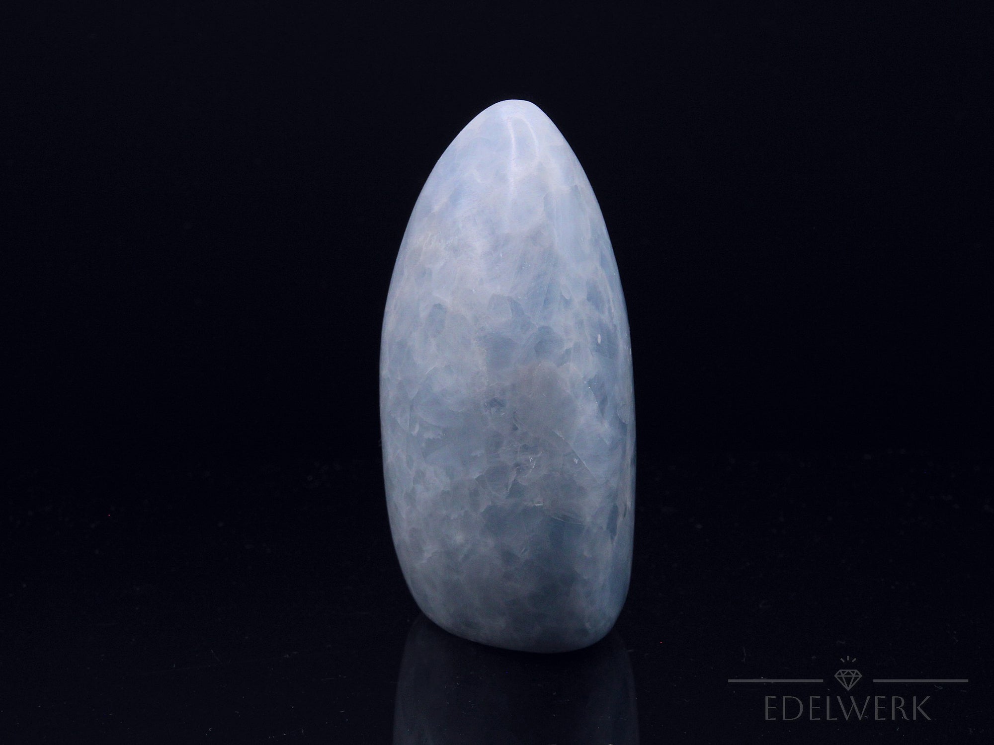 Klarer Blauer Calcit, fördert intuitive Harmonie, blaue glänzende Kristalle.