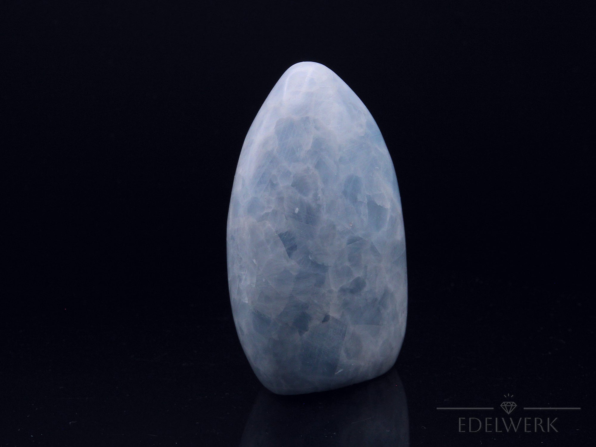 Klarer Blauer Calcit, Heilstein für meditative Ruhe, durchsichtige blaue Struktur.