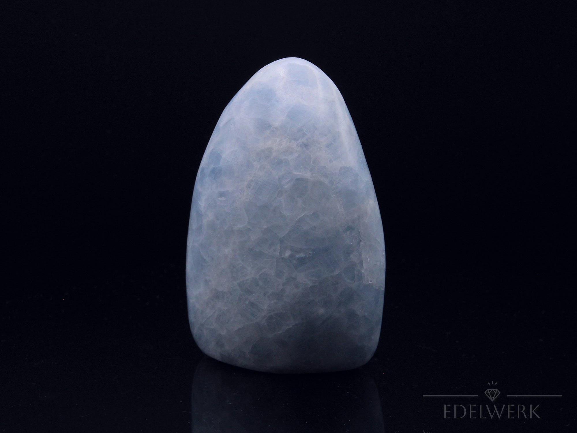 Klarer Blauer Calcit, fördert spirituelle Balance, durchsichtige blaue Oberfläche.