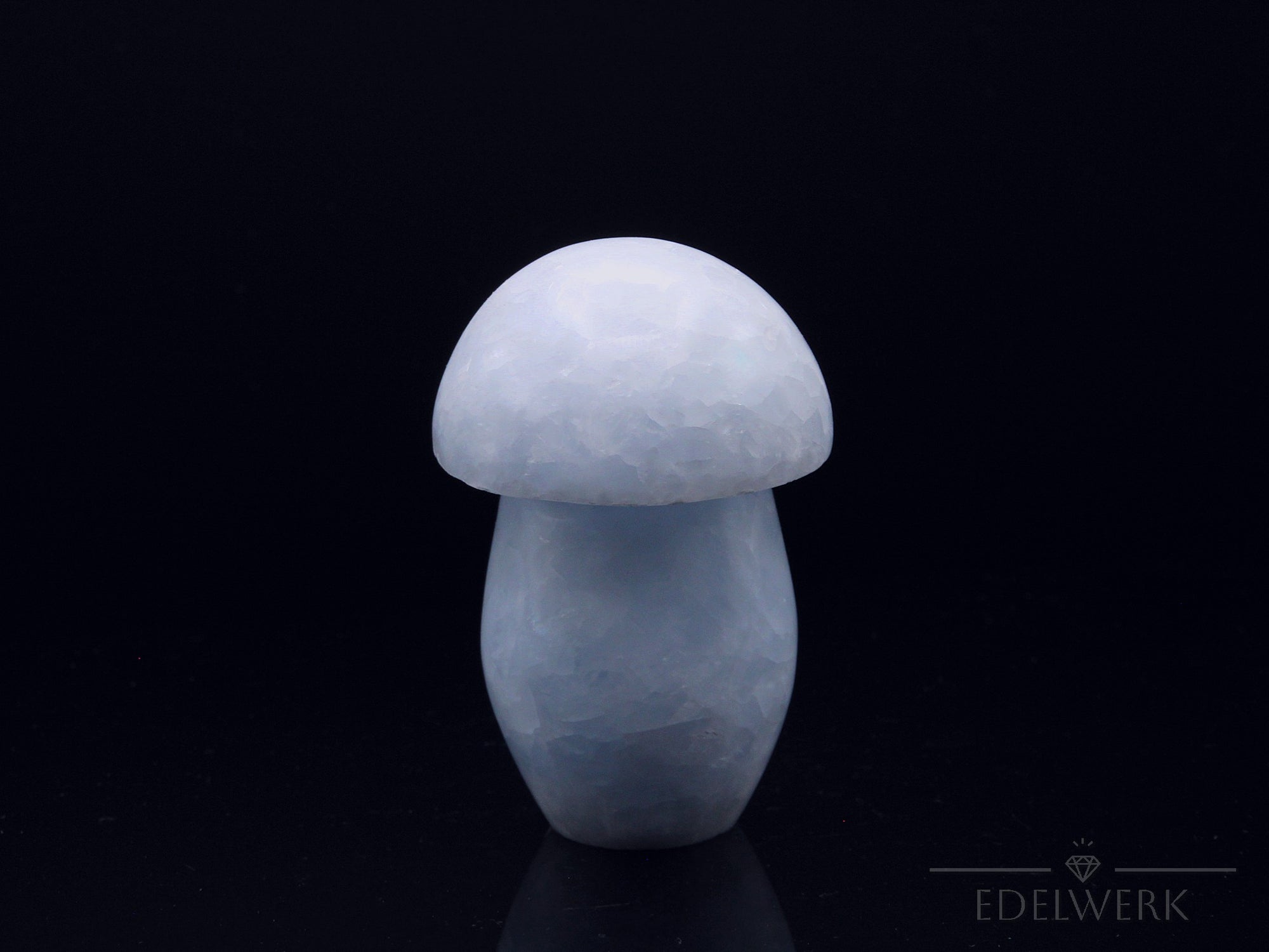 Klarer Blauer Calcit, fördert spirituelle Balance, blaue glänzende Kristalle.
