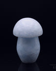 Klarer Blauer Calcit, fördert spirituelle Balance, blaue glänzende Kristalle.