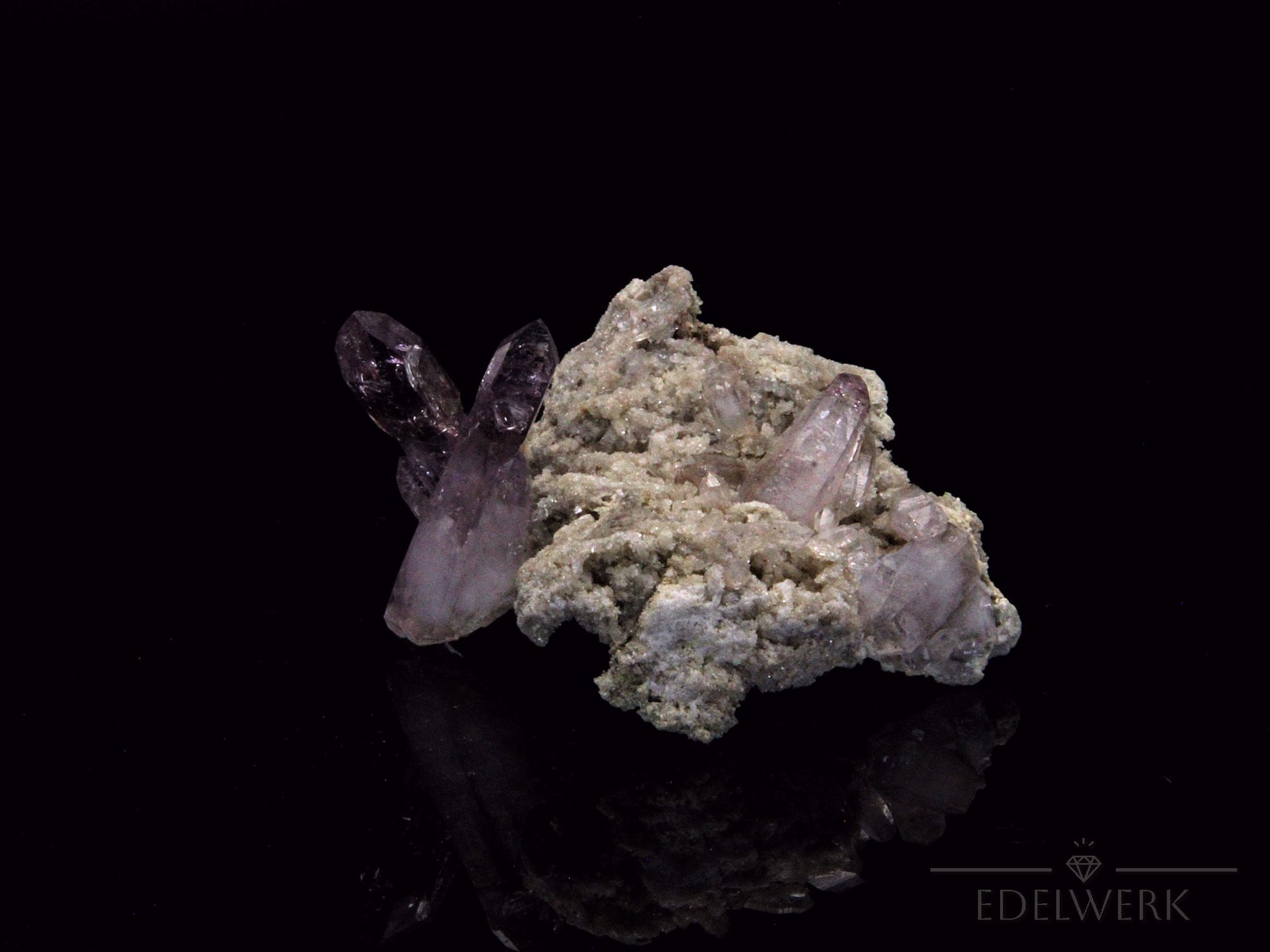Natürlicher Brandbergamethyst, fördert meditative Ruhe, violette Oberfläche.