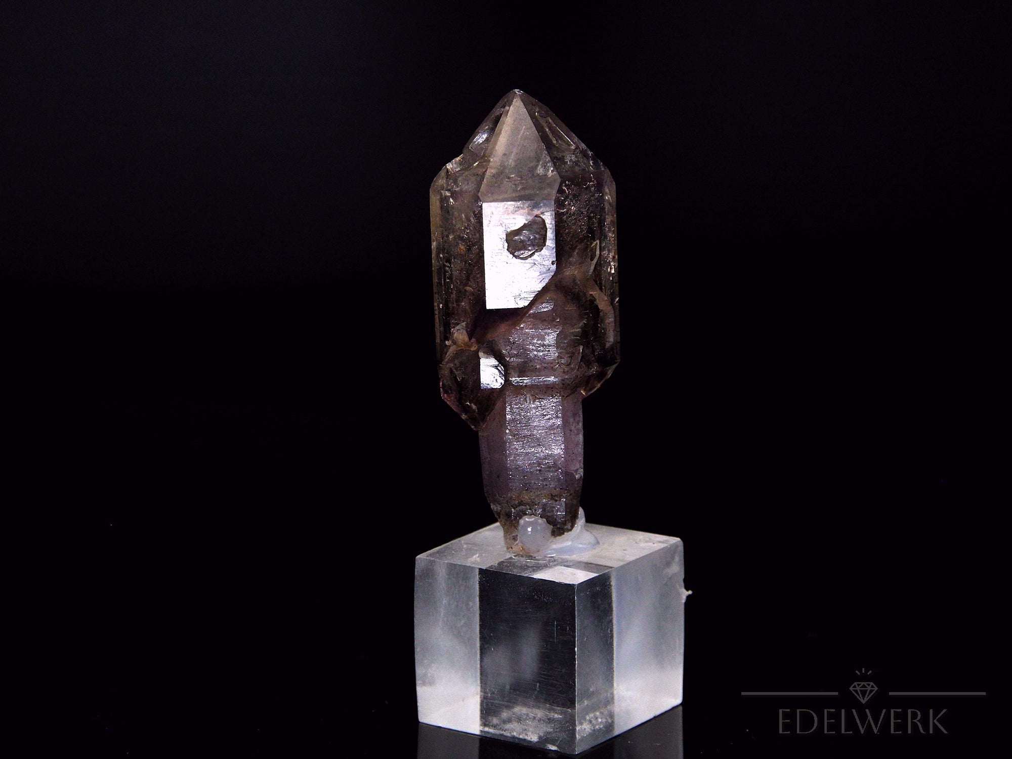 Klarer Brandbergamethyst, fördert spirituelle Balance, violette glänzende Form.