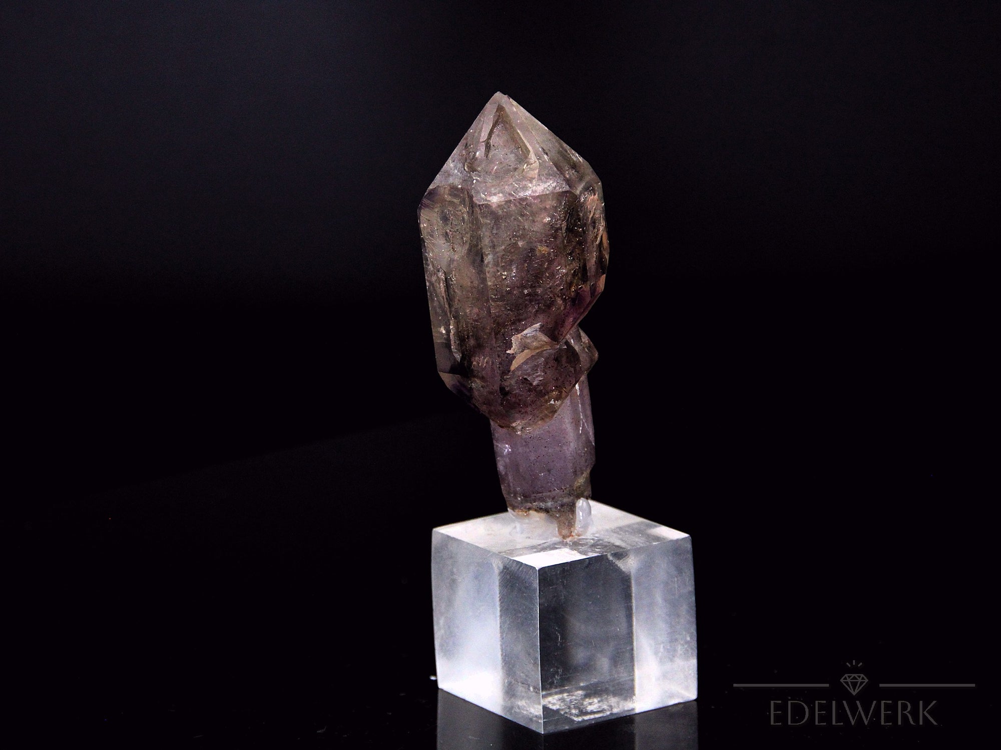Klarer Brandbergamethyst, fördert harmonische Energie, durchsichtige violette Oberfläche.