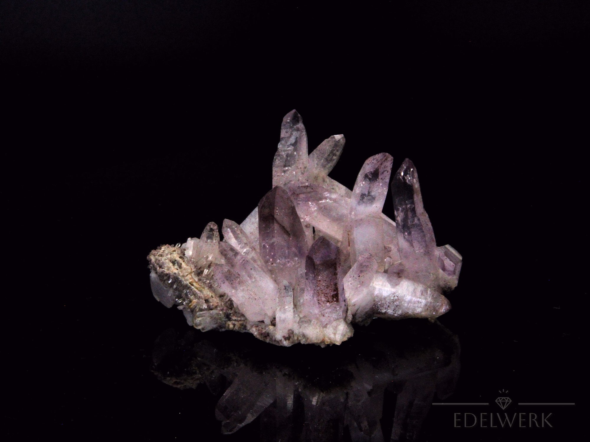 Strahlender Brandbergamethyst, Heilstein für innere Ruhe, violette Kristallstruktur.