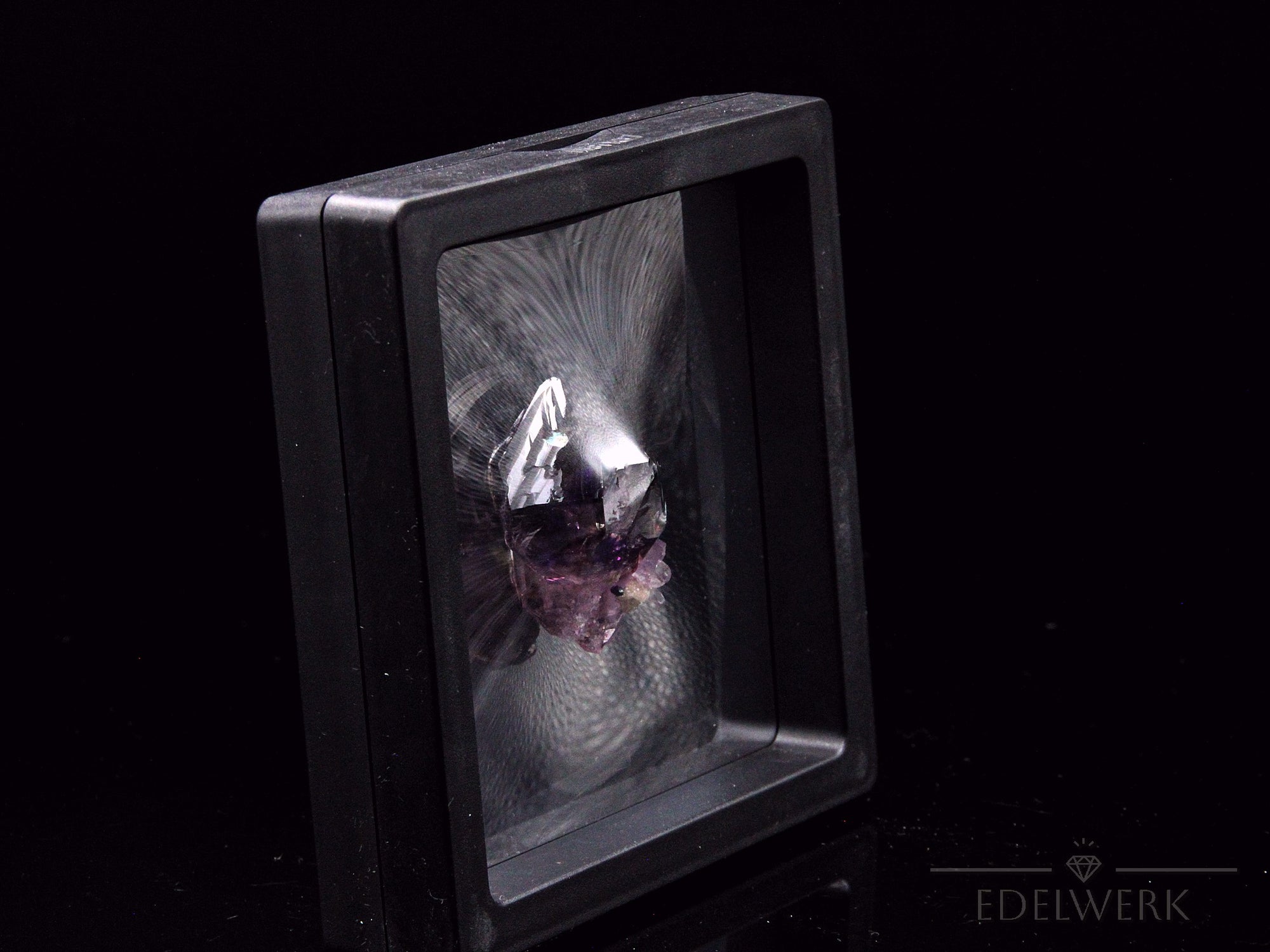 Natürlicher Brandbergamethyst, fördert klare Energie, violette Oberfläche.