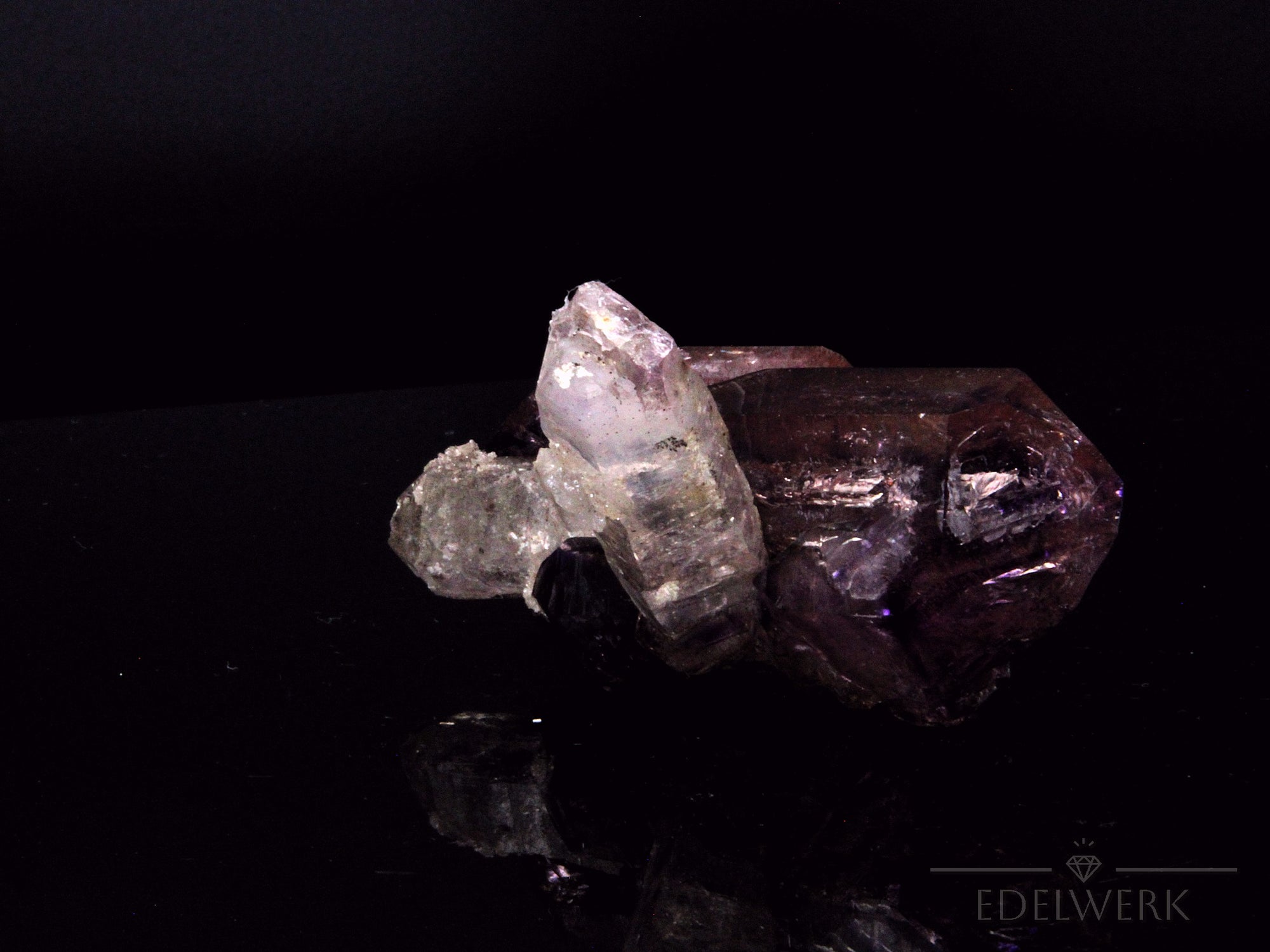 Brandbergamethyst Kristall, Heilstein für spirituellen Schutz, violette Oberfläche.
