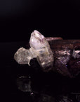 Brandbergamethyst Kristall, Heilstein für spirituellen Schutz, violette Oberfläche.