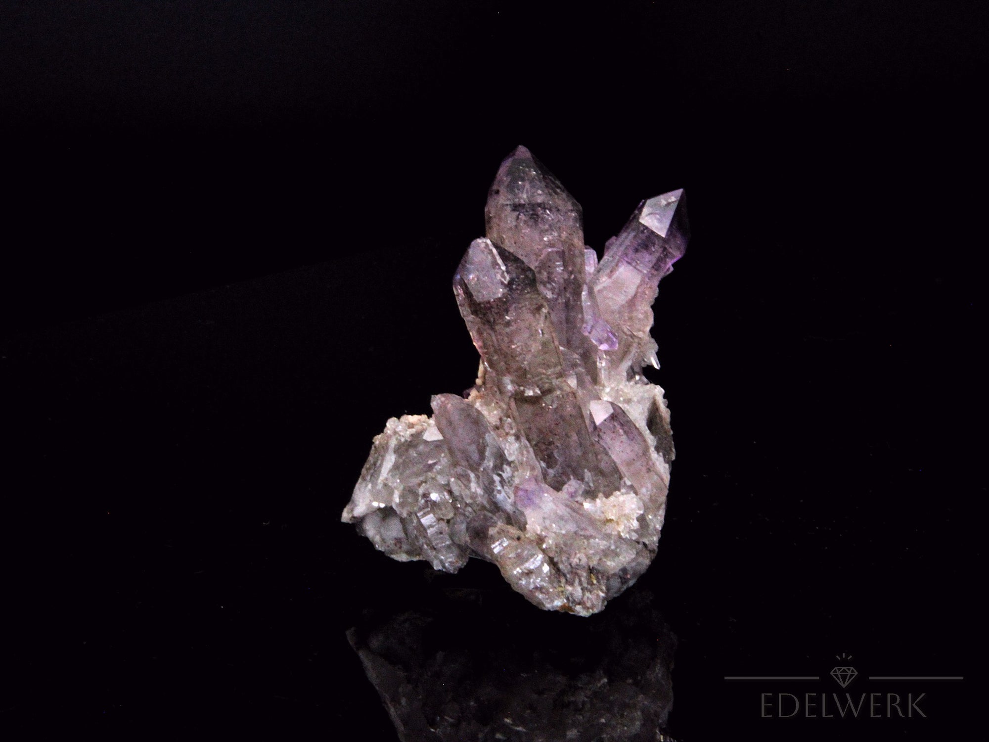Brandbergamethyst Heilstein, Heilstein für spirituelle Harmonie, violette Oberfläche.