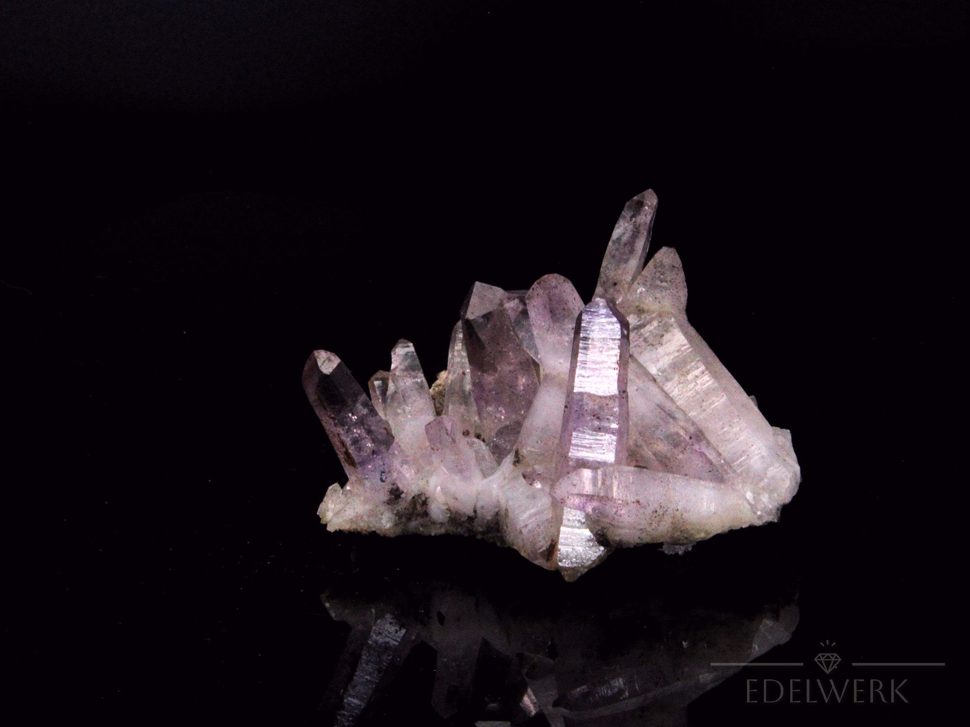 Brandbergamethyst Heilstein, fördert harmonische Klarheit, violette glänzende Oberfläche.