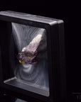 Strahlender Brandbergamethyst, Heilstein für harmonische Energie, violette Oberfläche.