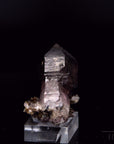 Strahlender Brandbergamethyst, fördert spirituelle Ruhe, violette glänzende Form.