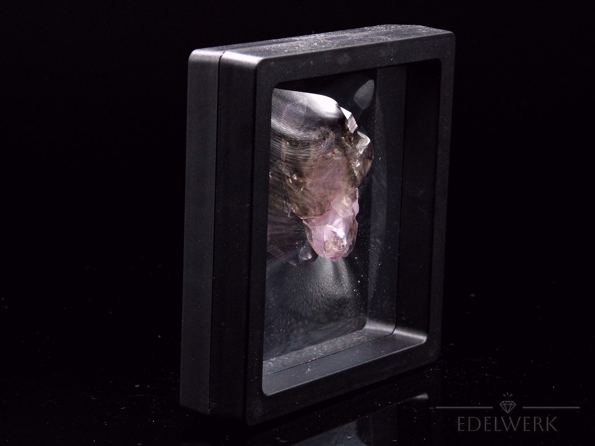 Klarer Brandbergamethyst, fördert spirituelle Energie, durchsichtige violette Oberfläche.