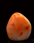 Natürlicher Carneol, fördert spirituelle Klarheit, orange glänzende Struktur.