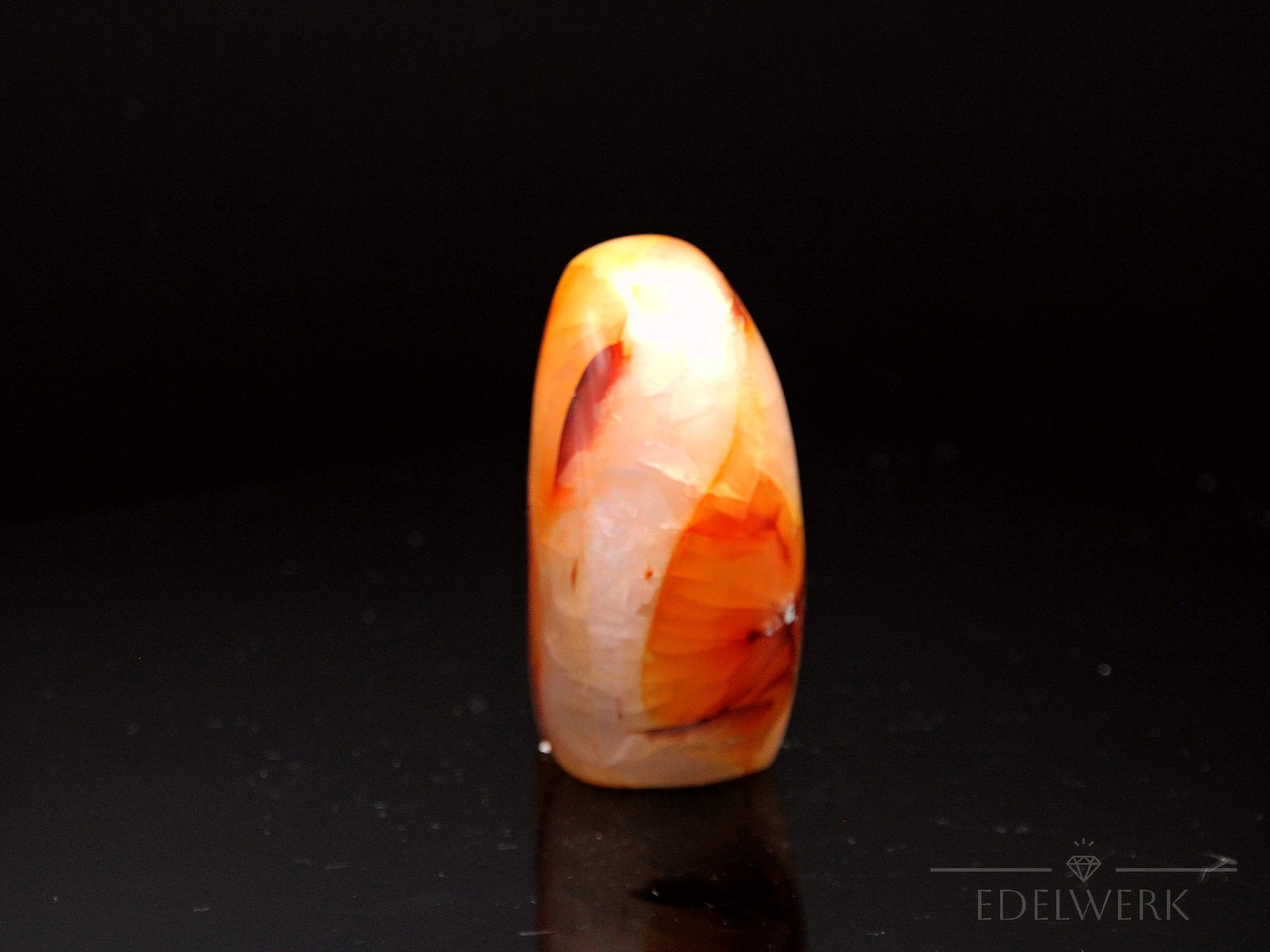 Natürlicher Carneol, fördert spirituelle Harmonie, orange glänzende Struktur.