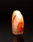 Natürlicher Carneol, fördert spirituelle Harmonie, orange glänzende Struktur.