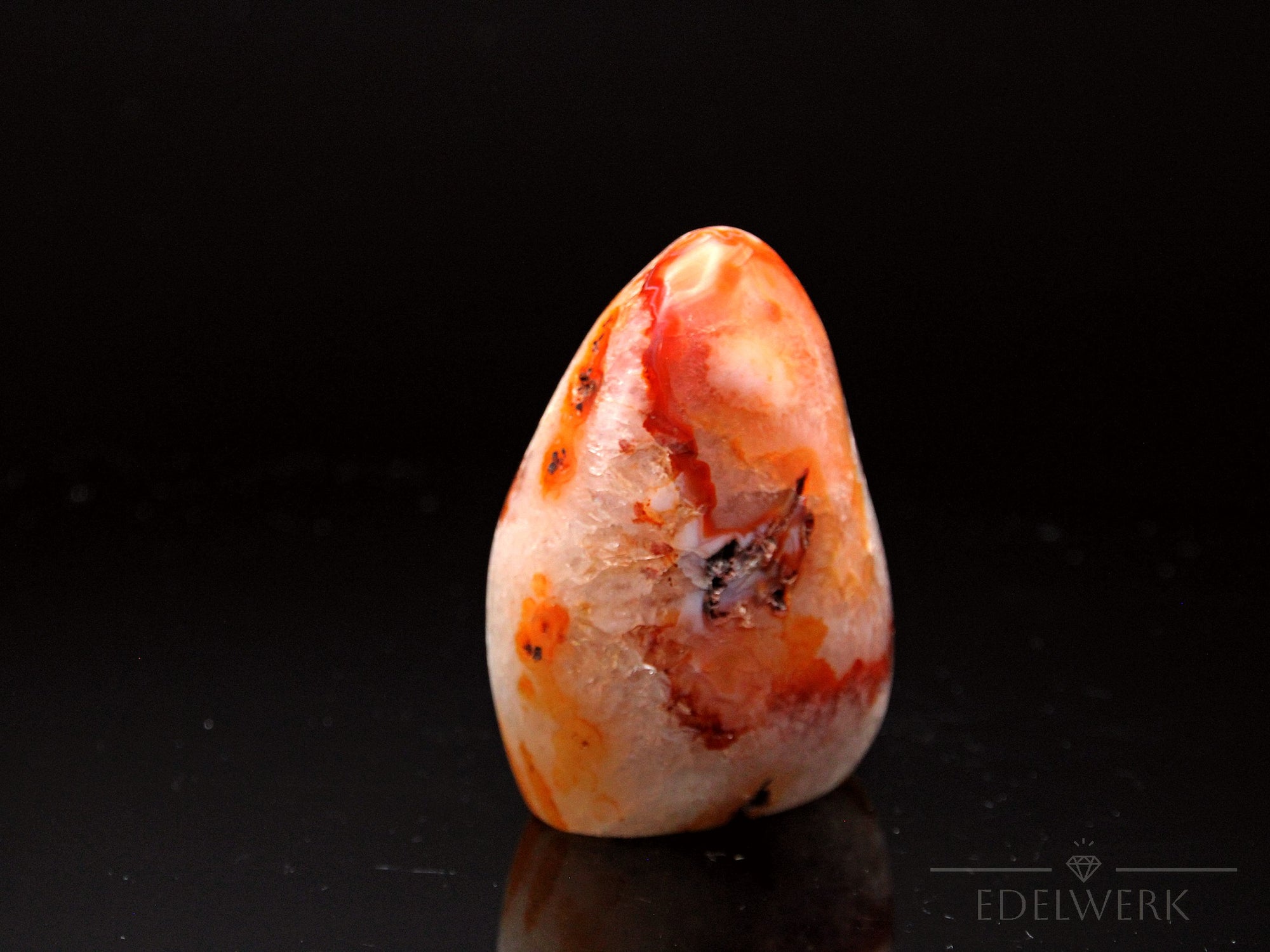 Carneol Heilstein, Heilstein für klare Meditation, orange Kristalloberfläche.