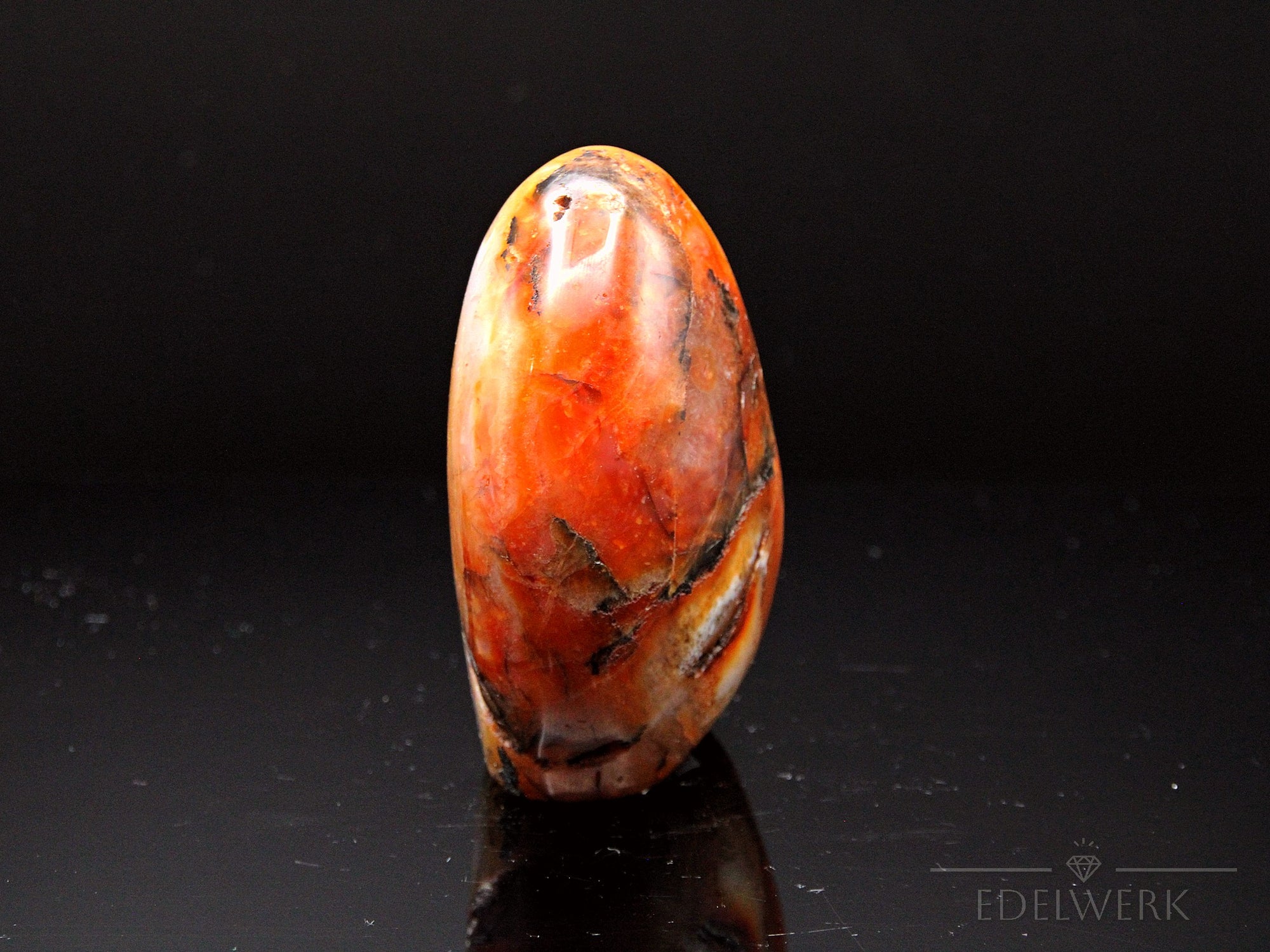 Strahlender Carneol, Heilstein für meditative Harmonie, orange natürliche Form.