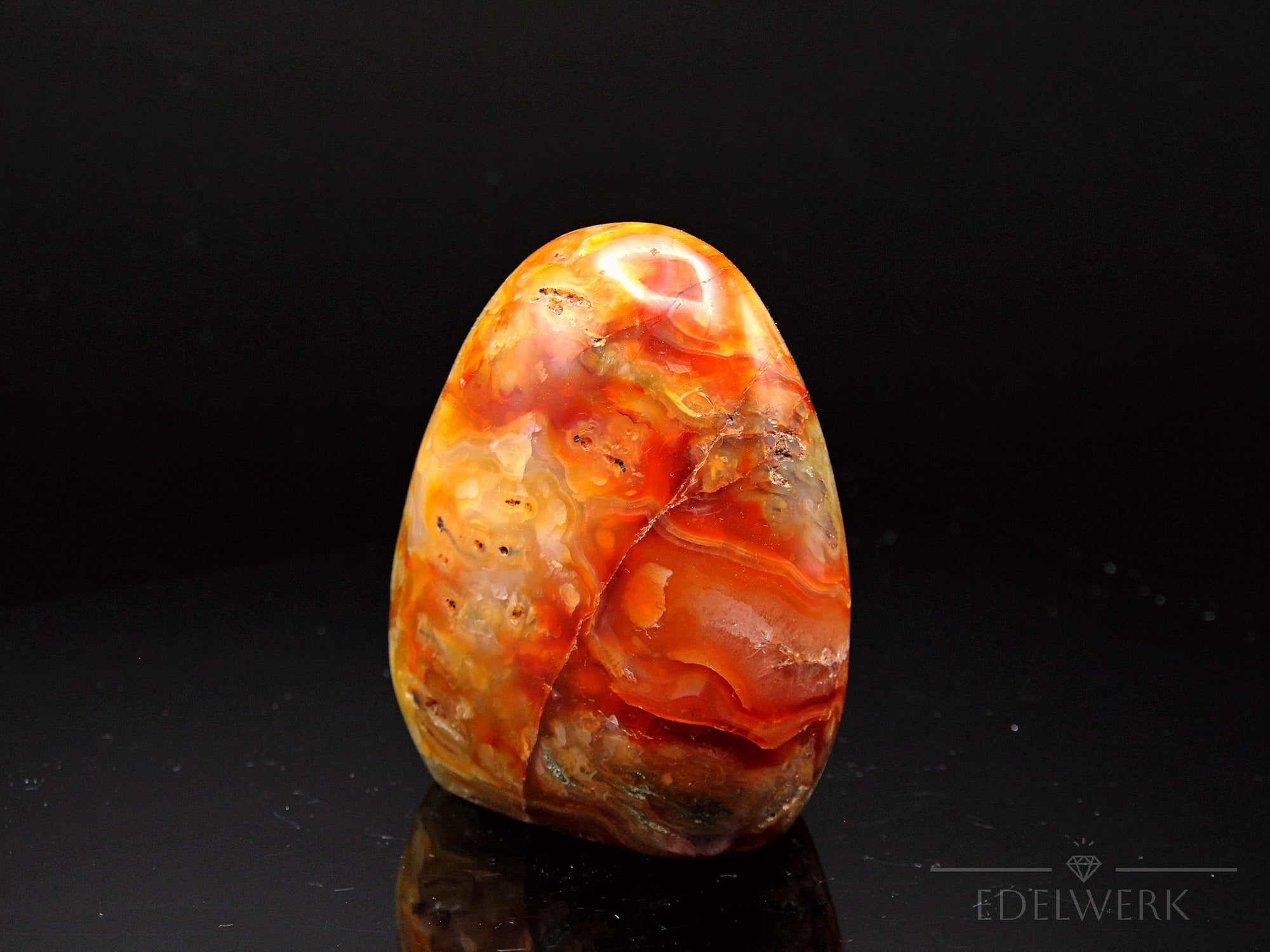Natürlicher Carneol, fördert energetische Harmonie, orange Oberfläche.