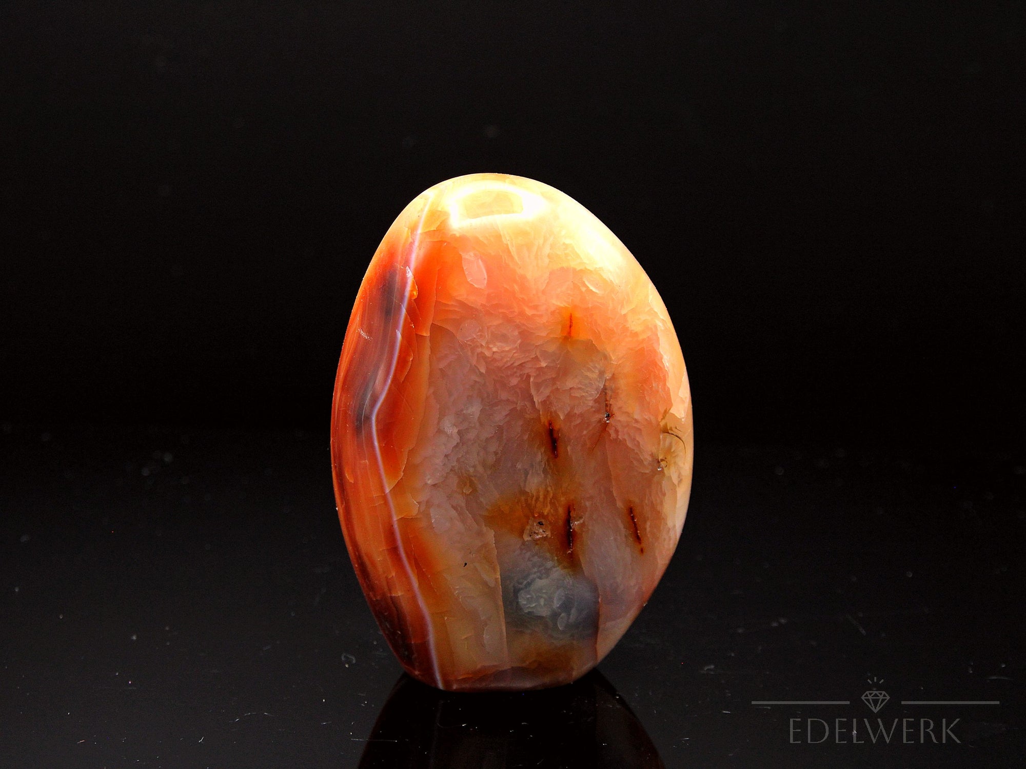 Klarer Carneol, fördert intuitive Harmonie, orange natürliche Form.