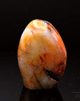 Strahlender Carneol, fördert spirituelle Ruhe, orangefarbene Struktur.