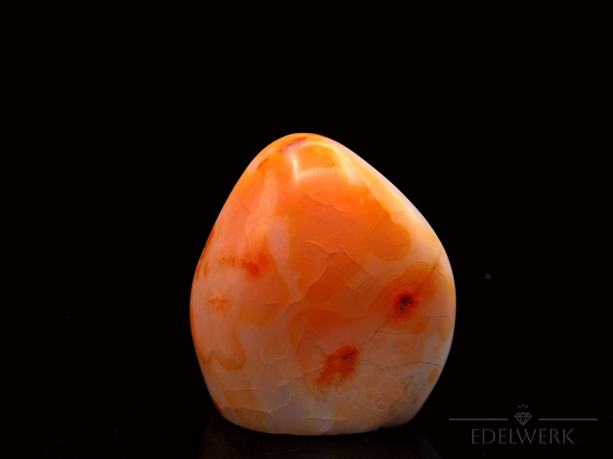 Natürlicher Carneol, Heilstein für spirituelle Entspannung, orange Form.