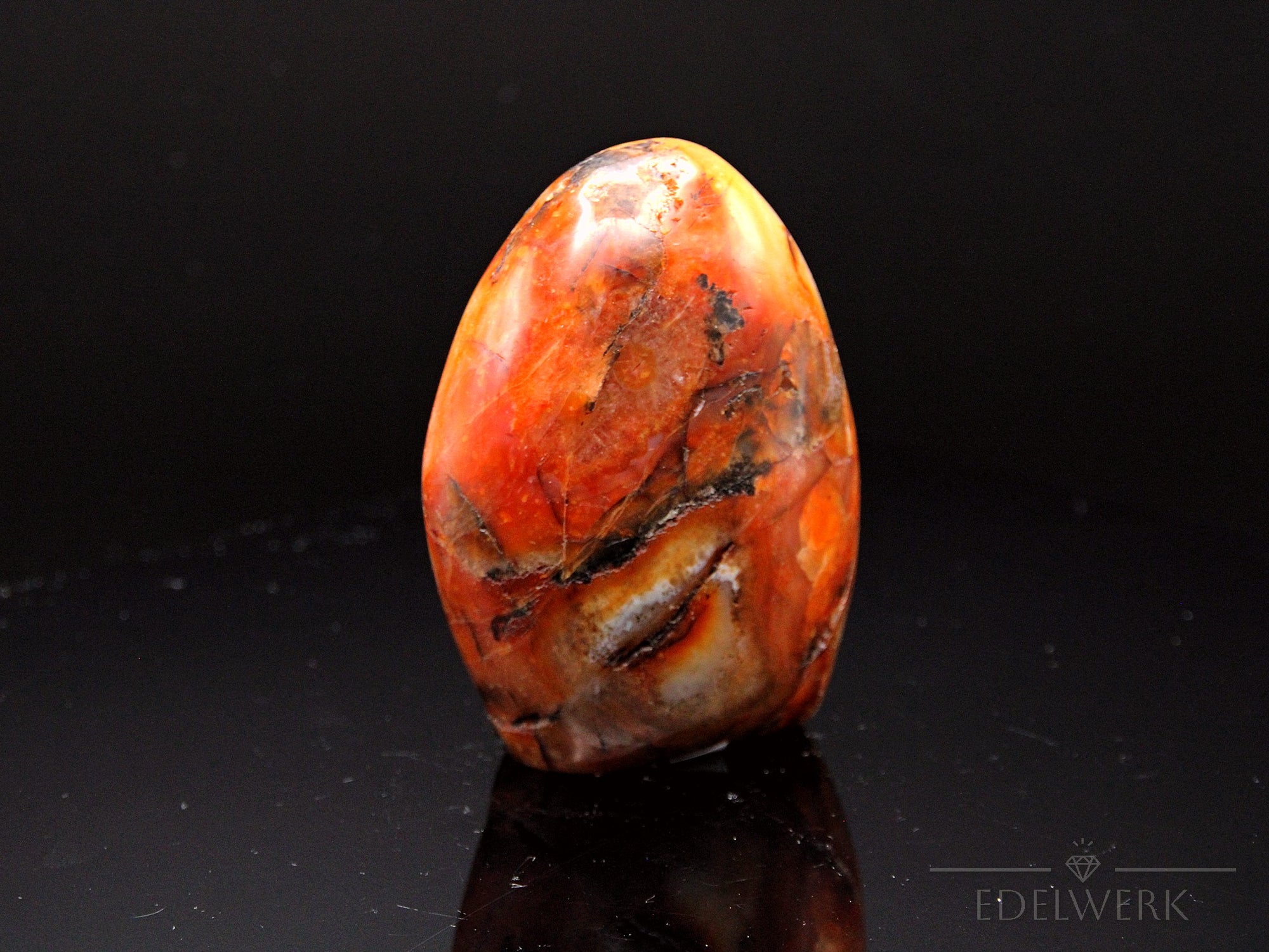 Strahlender Carneol, Heilstein für meditative Praxis, orange glänzende Form.