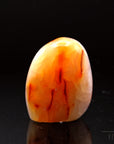 Natürlicher Carneol, fördert energetische Kraft, ungeschliffene orange Struktur.
