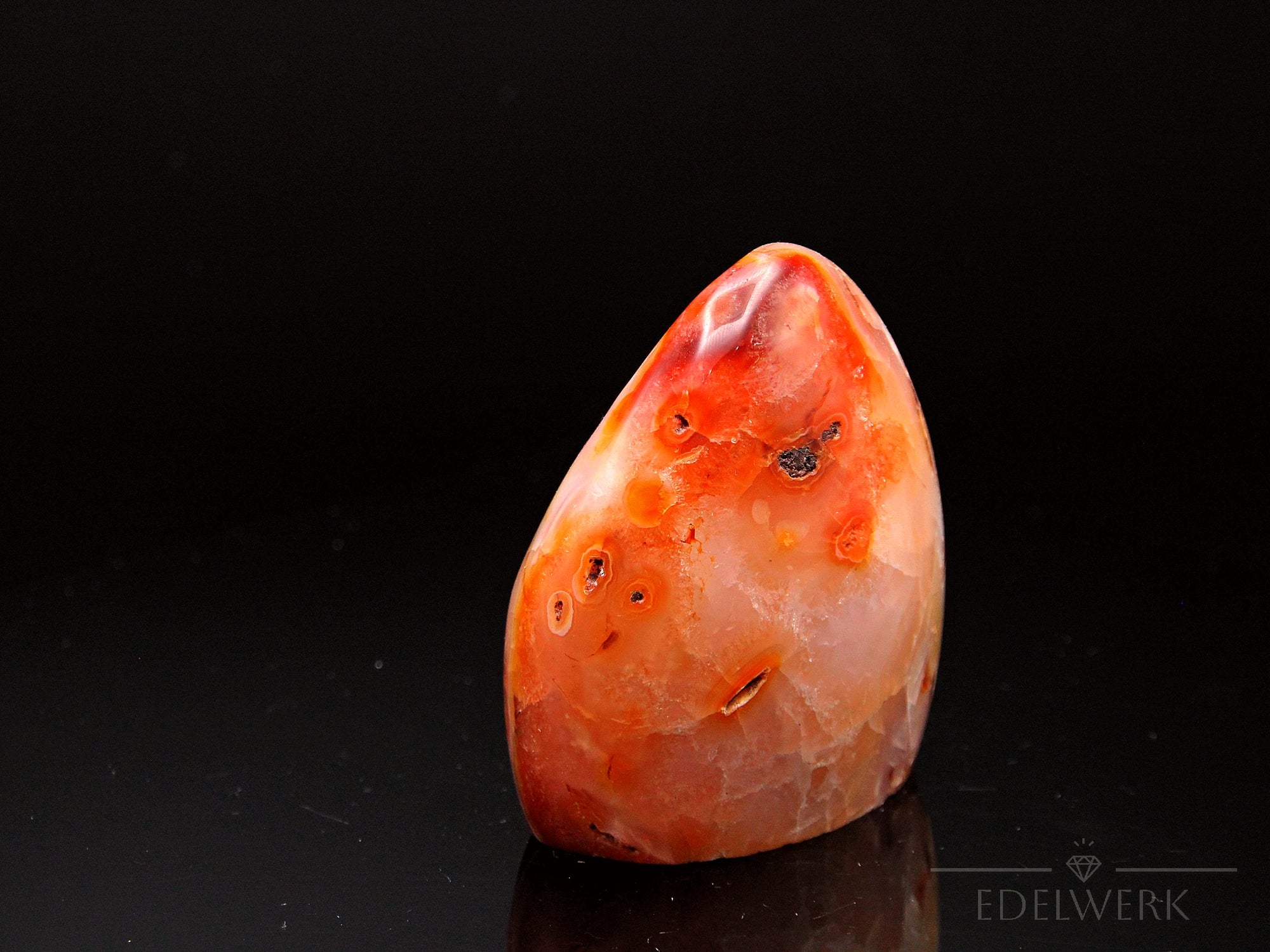 Carneol Heilstein, Heilstein für energetischen Mut, orange glatte Form.