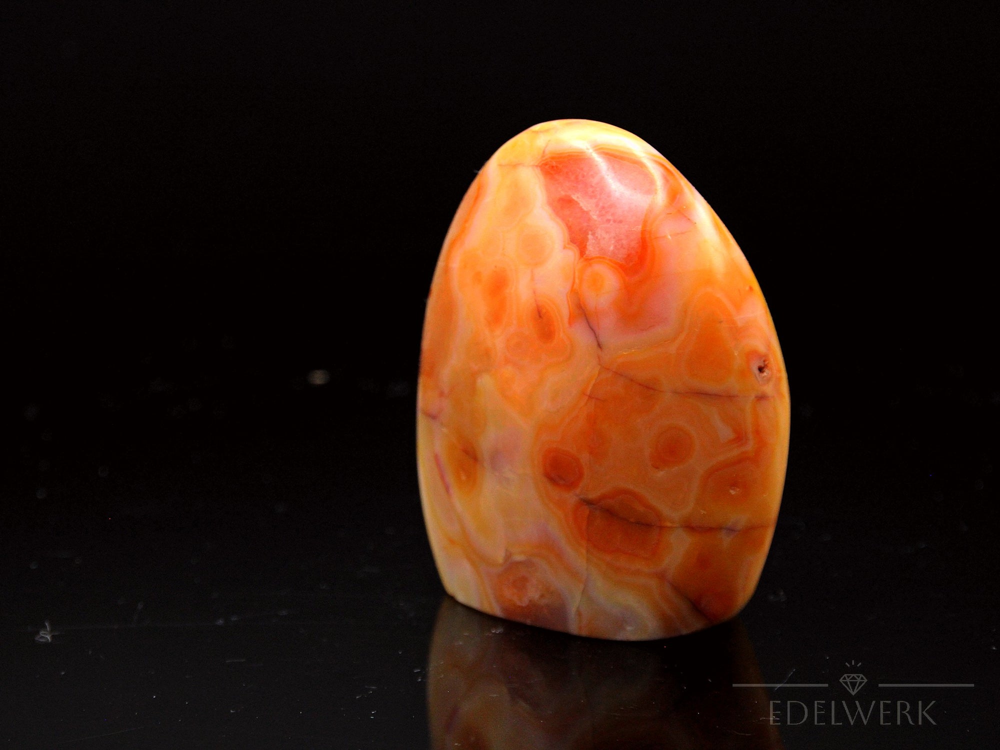 Klarer Carneol, fördert energetische Harmonie, orange natürliche Form.