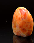 Klarer Carneol, fördert energetische Harmonie, orange natürliche Form.