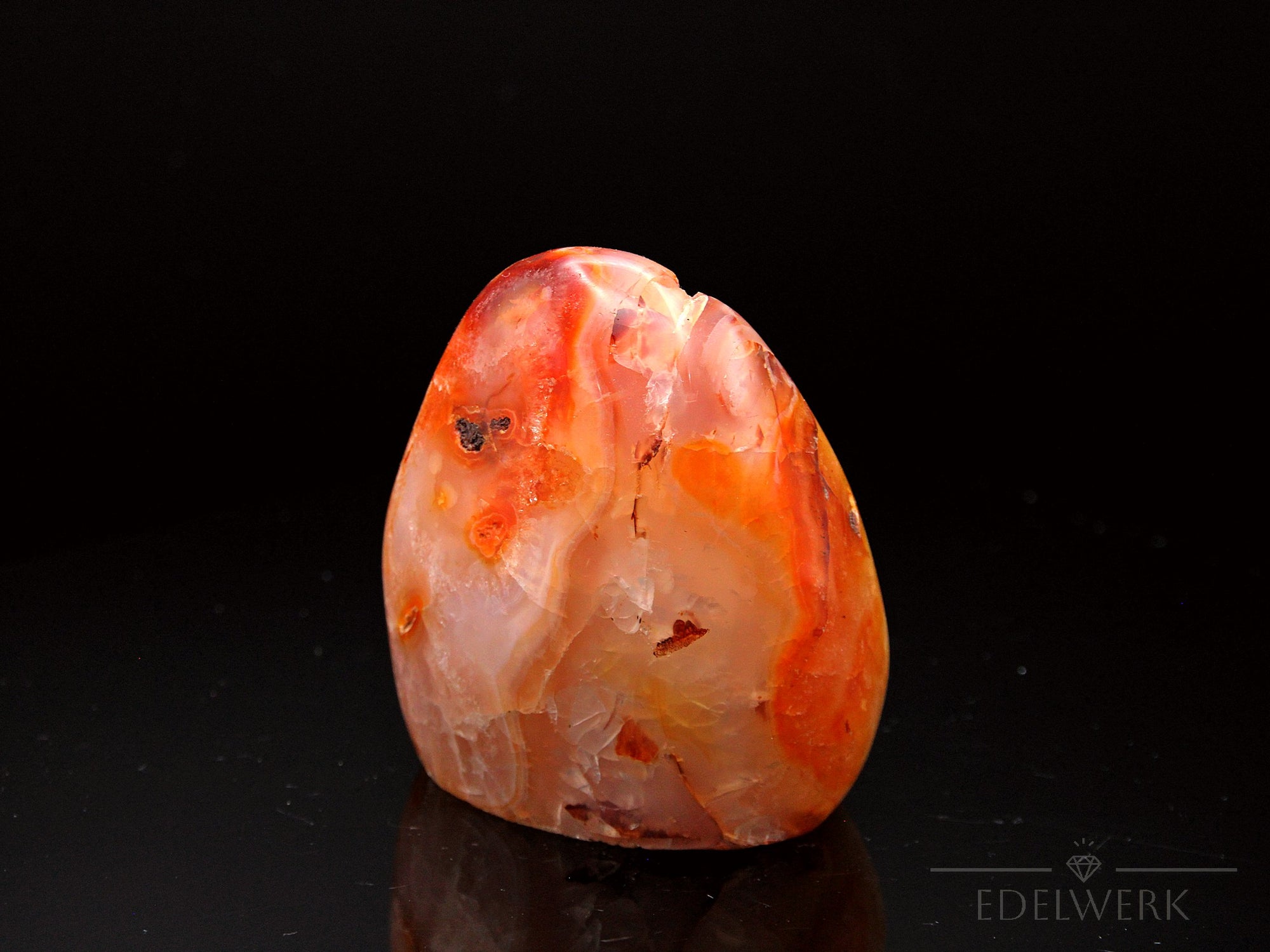Carneol Heilstein, Heilstein für spirituellen Mut, orange glatte Form.