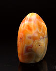 Klarer Carneol, Heilstein für intuitive Kraft, orangefarbene Kristalloberfläche.