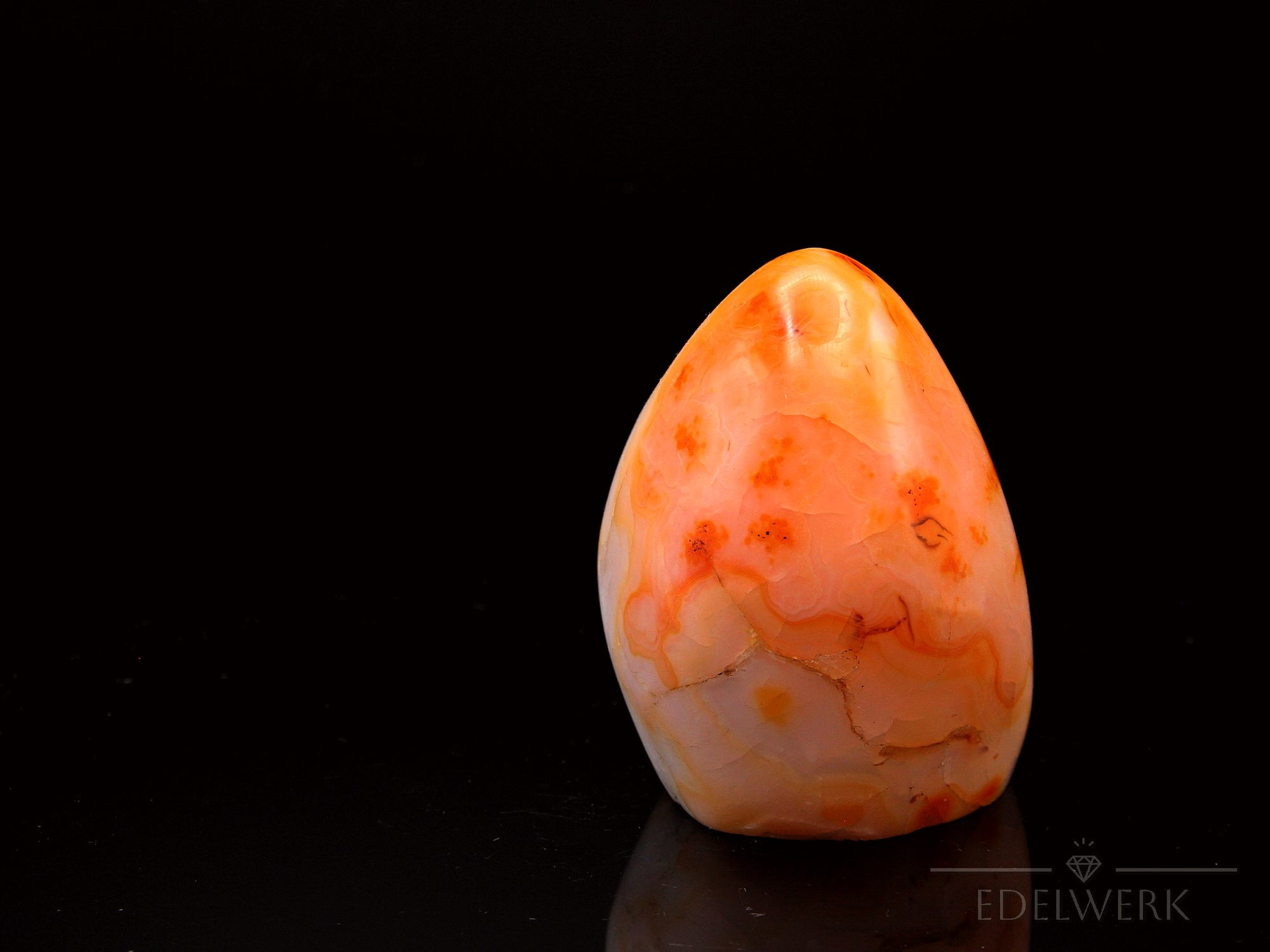 Natürlicher Carneol, fördert meditative Ruhe, ungeschliffene orange Struktur.