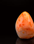 Natürlicher Carneol, fördert meditative Ruhe, ungeschliffene orange Struktur.